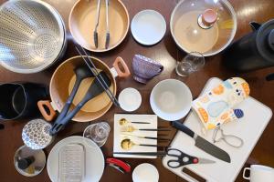 una mesa con platos y utensilios. en ヒウチバコ, en Fujikawaguchiko