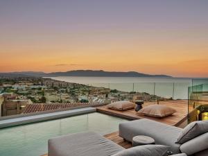 uma piscina no topo de um edifício com vista para o oceano em Alectrona Living Crete, RocSea Luxury Apartment em Platanias