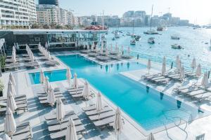 Bazén v ubytování Bayview Hotel by ST Hotels nebo v jeho okolí