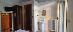 Ένα μπάνιο στο Albergo Avalon
