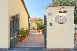 a door to a house with a sign on it at La Papaya in Marina di Pisa