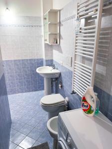a bathroom with a toilet and a sink at Chez Thérèse in Sestri Levante