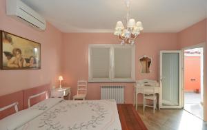 a bedroom with a bed and a table and a desk at La Papaya in Marina di Pisa