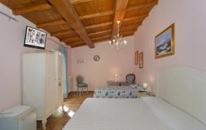 a bedroom with a bed and a table and chairs at La Papaya in Marina di Pisa