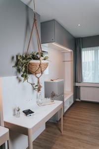 a kitchen with a table with a plant on the wall at The Blasky in Frankfurt/Main