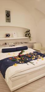 Un dormitorio con una cama con flores. en Hotel First (Adult Only) en Ikeda