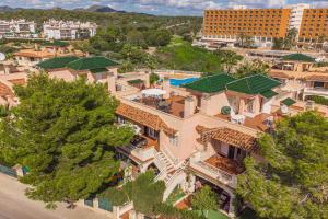 Una vista aérea de una casa con piscina. en Casa Hygge, en Calas de Mallorca