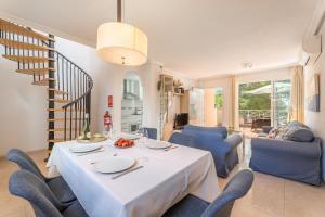 Un comedor con una mesa y sillas azules. en Casa Hygge, en Calas de Mallorca