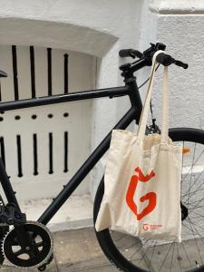 a black bike with a tote bag on it at 1924 Hôtel in Grenoble
