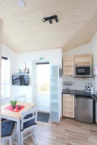 eine Küche mit einem Tisch und einer Arbeitsplatte in der Unterkunft Blue View Cabin 3B With private hot tub in Reykholt