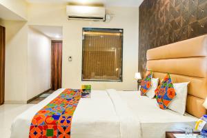 Un pat sau paturi într-o cameră la FabHotel Prime President- Near to Bhopal Airport