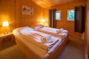 Ένα ή περισσότερα κρεβάτια σε δωμάτιο στο Feriendorf Tauerngast