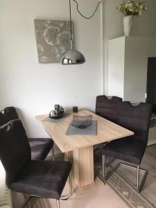 un tavolo in legno con 2 sedie e una lampada di Apartment Domizil Maria a Kaprun