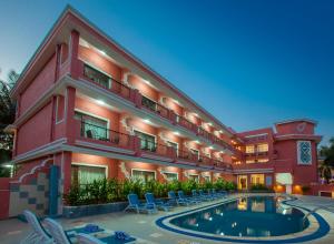 贝托贝提姆Jasminn Hotel - AM Hotel Kollection的一座红色的大建筑,前面设有一个游泳池 更多37张照片