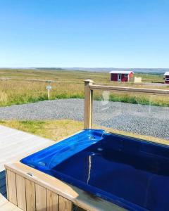 レイクホルトにあるBlue View Cabin 4B With private hot tubの- デッキ上に設置された青いバスタブ