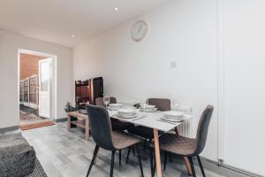 Gallery image of HOMELY 3BD TOWNHOUSE w 2WCs 15MINS TO BHAM &WOLV in Tipton