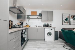 Gallery image of HOMELY 3BD TOWNHOUSE w 2WCs 15MINS TO BHAM &WOLV in Tipton +39 photos