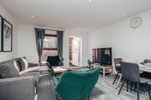 Gallery image of HOMELY 3BD TOWNHOUSE w 2WCs 15MINS TO BHAM &WOLV in Tipton