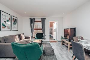 Gallery image of HOMELY 3BD TOWNHOUSE w 2WCs 15MINS TO BHAM &WOLV in Tipton