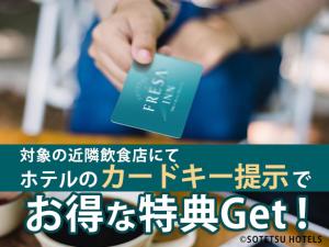 una persona con una tarjeta de crédito en la mano en Sotetsu Fresa Inn Kamakura-Ofuna Higashiguchi, en Kamakura
