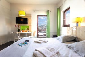 Villard-sur-DoronにあるBelambra Clubs Les Saisies - Les Embrunes - Ski pass includedのベッドルーム1室(ベッド1台、デスク、窓付)