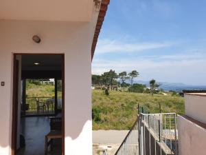 a house with a balcony with a view of a field at Xaloc, apartament amb vistes a mar M4 in Port de la Selva