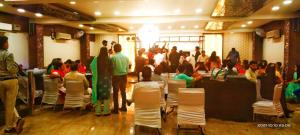 eine Gruppe von Menschen, die in einem Raum mit Menschenmenge stehen in der Unterkunft HOTEL EMPIRE&BANQUET in Hisār + 13 Fotos