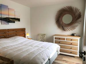 Ένα ή περισσότερα κρεβάτια σε δωμάτιο στο PERLIERES T2 lumineux vue bassin parking wifi