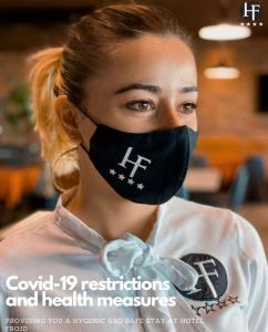 Una mujer usando una máscara facial para proteger su cara en Hotel Frojd - Beach Front Resort, en Shëngjin
