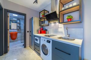 A kitchen or kitchenette at Twin Apart Hotel