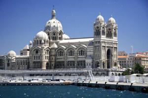 um grande edifício com cúpulas no lado da água em Mini Loft au coeur du Panier - Marseille em Marselha