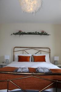 una camera da letto con un letto con un lampadario a braccio sopra di esso di Stylish penthouse apartment a Ramsgate