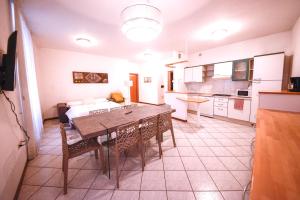 una cucina e una sala da pranzo con tavolo e sedie di Best Location a Riva del Garda