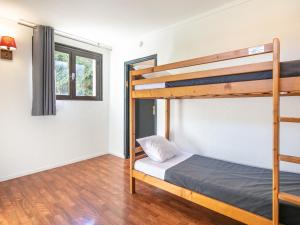 a bedroom with two bunk beds in a room at Vacancéole - Résidence L'Edelweiss in Les Deux Alpes +39 photos