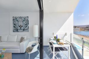 una sala de estar con un sofá blanco y una foto de un tigre en Beach Apartment Playa del Cura 4, en Playa del Cura