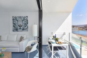 uma sala de estar com um sofá branco e uma imagem de um tigre em Beach Apartment Playa del Cura 4 em Playa del Cura