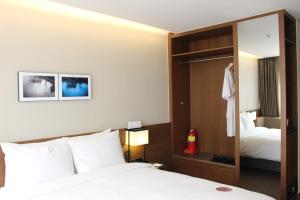 Postel nebo postele na pokoji v ubytování Ramada Encore by Wyndham Busan Haeundae