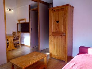 Zimmer mit Holztür und Tisch in der Unterkunft Appartement Méribel, 1 pièce, 4 personnes - FR-1-355-178 in Méribel