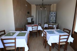 een groep tafels en stoelen in een restaurant bij Arcobaleno dell'Etna in Calatabiano