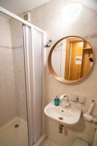 米庫洛夫的住宿－Apartmán a ubytování U Machů，一间带水槽、镜子和淋浴的浴室