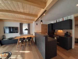 Kuchyňa alebo kuchynka v ubytovaní Hochalmbahnen Chalets Rauris 1-10 WE1, Maislaufeldweg 1j EG