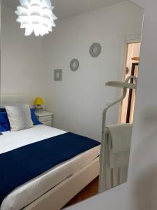 ヴィエトリにあるLa piazzettaの白いベッドルーム(ベッド1台、シャンデリア付)