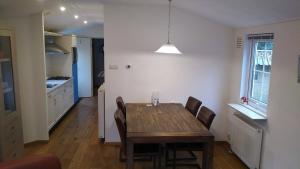 een keuken en eetkamer met een houten tafel en stoelen bij Boshuisje in Wageningen