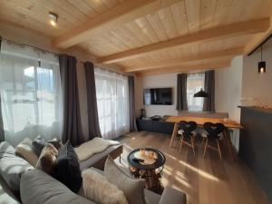 Televízia a/alebo spoločenská miestnosť v ubytovaní Hochalmbahnen Chalets Rauris 1-10 WE1, Maislaufeldweg 1j EG