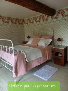 ein Schlafzimmer mit einem Bett mit rosa Bettwäsche und Blumen an der Wand in der Unterkunft Le Wayai in Sart-lez-Spa