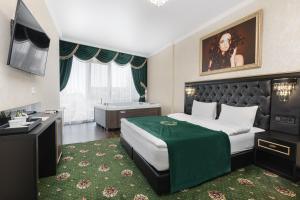 um quarto de hotel com uma cama e um lavatório em Arcadia Plaza Apartments em Odessa