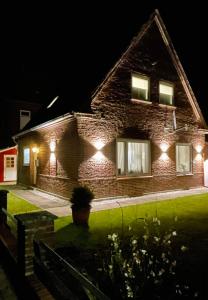 ein Backsteinhaus mit Lichtern in der Nacht in der Unterkunft Ferienhaus No2 in Friedrichstadt in Friedrichstadt
