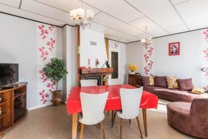 een woonkamer met een rode eettafel en witte stoelen bij Maison de 2 chambres avec jardin amenage et wifi a Champagney in Champagney