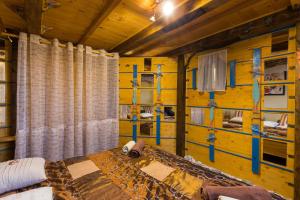 1 dormitorio con 1 cama y pared de madera en Holiday Home Lazuština Paradise, en Mihanići
