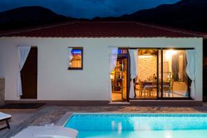 Bazén v ubytování Holiday Home Lazuština Paradise nebo v jeho okolí